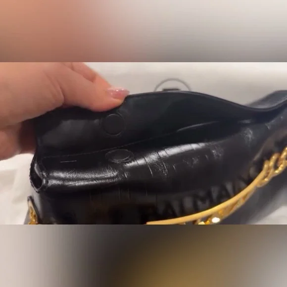 Brand new Balmain Black Leather Shoulder Bag with Gold Logo Chain - Picture 2 of 3